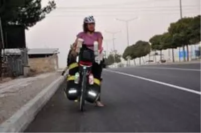 5 yaşındaki kızlarıyla bisiklete binip 105 günde 3 bin kilometre pedal çevirdiler 5 yaşındaki kızlarıyla bisiklete binip 105 günde 3 bin kilometre pedal çevirdiler