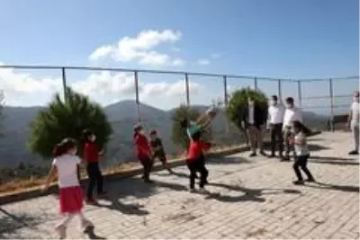 Alanya'nın kırsalında vatandaşların talepleri yerinde dinledi Alanya'nın kırsalında vatandaşların talepleri yerinde dinledi
