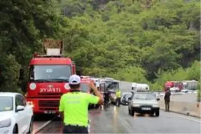 Antalya'da 6 araçlı zincirleme kaza: 1'i ağır 6 yaralı