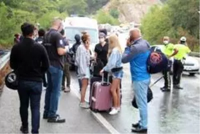 Antalya'da 6 araçlı zincirleme kaza: 1'i ağır 6 yaralı