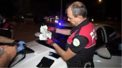 Antalya'da şüpheli araçtan sahte döviz ve uyuşturucu madde çıktı Antalya'da şüpheli araçtan sahte döviz ve uyuşturucu madde çıktı