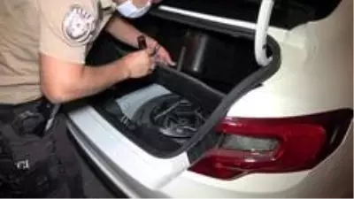 Antalya'da şüpheli araçtan sahte döviz ve uyuşturucu madde çıktı Antalya'da şüpheli araçtan sahte döviz ve uyuşturucu madde çıktı