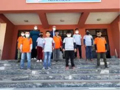 Son dakika! Başakşehir Spor'dan Ağrılı öğrencilere forma hediyesi Son dakika! Başakşehir Spor'dan Ağrılı öğrencilere forma hediyesi
