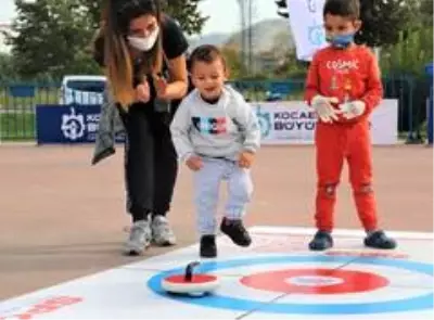 Başiskeleliler Floor Curling ile eğlendi Başiskeleliler Floor Curling ile eğlendi