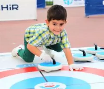 Başiskeleliler Floor Curling ile eğlendi Başiskeleliler Floor Curling ile eğlendi