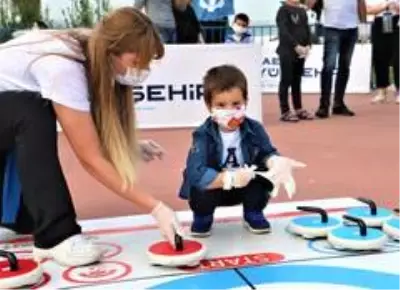 Başiskeleliler Floor Curling ile eğlendi Başiskeleliler Floor Curling ile eğlendi