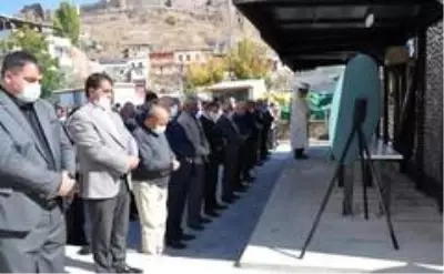Başkan Dölekli, kardeşini son yolculuğuna uğurladı Başkan Dölekli, kardeşini son yolculuğuna uğurladı