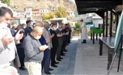 Başkan Dölekli, kardeşini son yolculuğuna uğurladı Başkan Dölekli, kardeşini son yolculuğuna uğurladı
