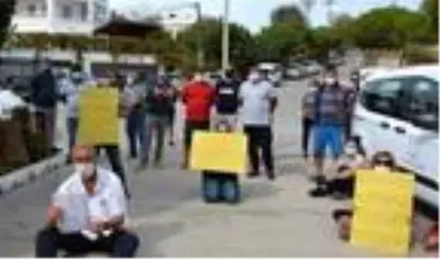 Datça'da ruhsat mağdurları belediye önünde oturma eylemi başlattı Datça'da ruhsat mağdurları belediye önünde oturma eylemi başlattı
