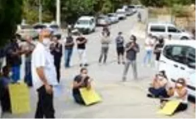 Datça'da ruhsat mağdurları belediye önünde oturma eylemi başlattı Datça'da ruhsat mağdurları belediye önünde oturma eylemi başlattı