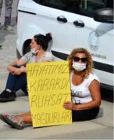 Datça'da ruhsat mağdurları belediye önünde oturma eylemi başlattı Datça'da ruhsat mağdurları belediye önünde oturma eylemi başlattı
