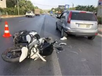 Motosikletli sürücü duran otomobile çarptı: 1 ağır yaralı