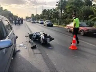 Motosikletli sürücü duran otomobile çarptı: 1 ağır yaralı
