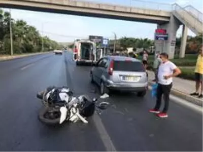 Motosikletli sürücü duran otomobile çarptı: 1 ağır yaralı