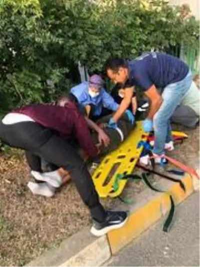 Motosikletli sürücü duran otomobile çarptı: 1 ağır yaralı