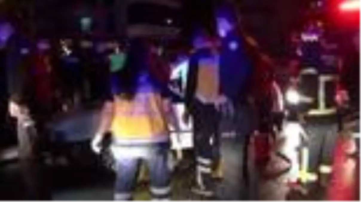 Ekipler, araçta sıkışan sürücüyü kurtarmak için zamanla yarıştı