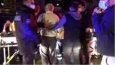Ekipler, araçta sıkışan sürücüyü kurtarmak için zamanla yarıştı Ekipler, araçta sıkışan sürücüyü kurtarmak için zamanla yarıştı