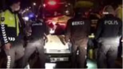 Ekipler, araçta sıkışan sürücüyü kurtarmak için zamanla yarıştı Ekipler, araçta sıkışan sürücüyü kurtarmak için zamanla yarıştı