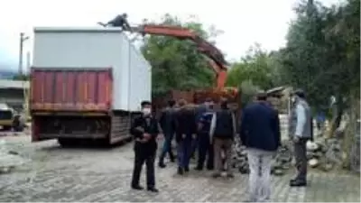 Evlerinde yıkılma tehlikesi olan ailelere konteyner yardımı Evlerinde yıkılma tehlikesi olan ailelere konteyner yardımı