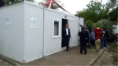 Evlerinde yıkılma tehlikesi olan ailelere konteyner yardımı Evlerinde yıkılma tehlikesi olan ailelere konteyner yardımı