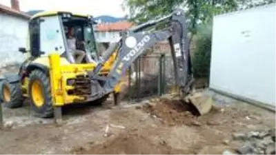 Evlerinde yıkılma tehlikesi olan ailelere konteyner yardımı Evlerinde yıkılma tehlikesi olan ailelere konteyner yardımı