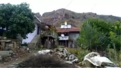 Evlerinde yıkılma tehlikesi olan ailelere konteyner yardımı Evlerinde yıkılma tehlikesi olan ailelere konteyner yardımı