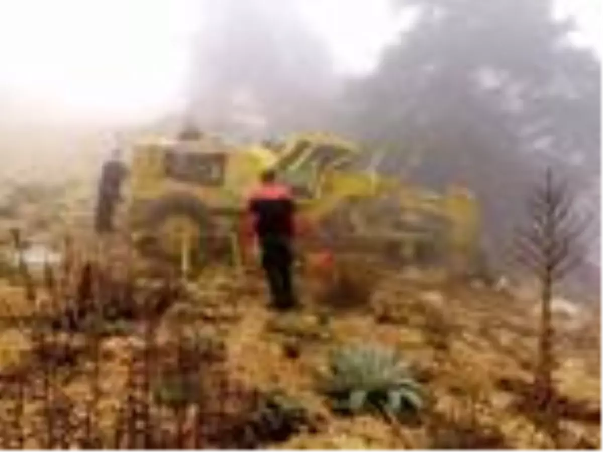 İş makinesi devrildi: 3 yaralı