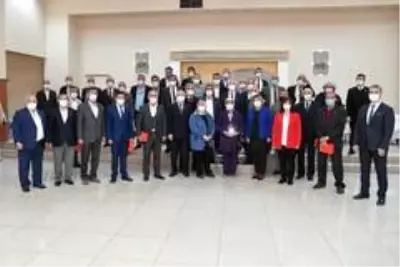 Isparta Belediye Başkanı Başdeğirmen'den muhtarlara plaket Isparta Belediye Başkanı Başdeğirmen'den muhtarlara plaket