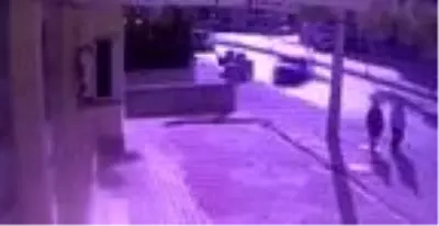 Kaldırımda otomobilin çarptığı baba ve oğulun öldüğü kaza kamerada Kaldırımda otomobilin çarptığı baba ve oğulun öldüğü kaza kamerada