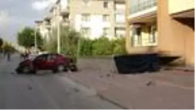 Kaldırımda otomobilin çarptığı baba ve oğulun öldüğü kaza kamerada Kaldırımda otomobilin çarptığı baba ve oğulun öldüğü kaza kamerada