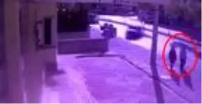 Kaldırımda otomobilin çarptığı baba ve oğulun öldüğü kaza kamerada Kaldırımda otomobilin çarptığı baba ve oğulun öldüğü kaza kamerada