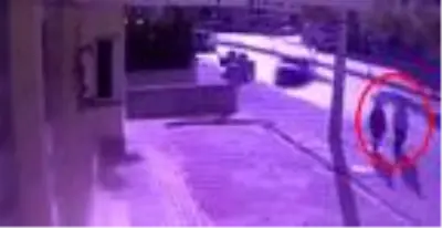 Kaldırımda otomobilin çarptığı baba ve oğulun öldüğü kaza kamerada Kaldırımda otomobilin çarptığı baba ve oğulun öldüğü kaza kamerada
