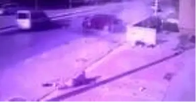 Kaldırımda otomobilin çarptığı baba ve oğulun öldüğü kaza kamerada Kaldırımda otomobilin çarptığı baba ve oğulun öldüğü kaza kamerada