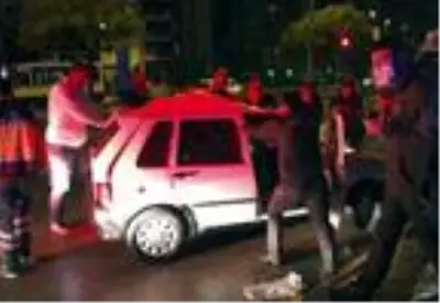 Kırmızı ışıkta bekleyen minibüse çarpan otomobilin sürücüsü yaralandı Kırmızı ışıkta bekleyen minibüse çarpan otomobilin sürücüsü yaralandı