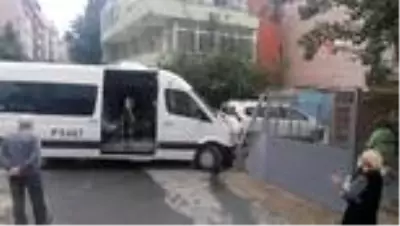 Kocaeli'de otomobil ile servis minibüsü çarpıştı: 5 yaralı Kocaeli'de otomobil ile servis minibüsü çarpıştı: 5 yaralı