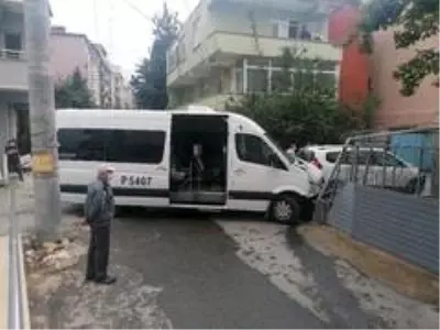 Kocaeli'de otomobil ile servis minibüsü çarpıştı: 5 yaralı Kocaeli'de otomobil ile servis minibüsü çarpıştı: 5 yaralı
