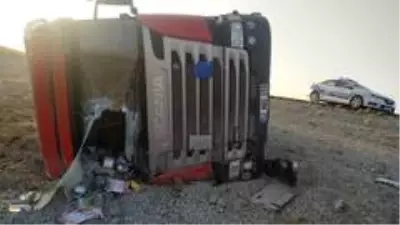 Kontrolden çıkan tır devrildi, sürücüsü yaralandı Kontrolden çıkan tır devrildi, sürücüsü yaralandı