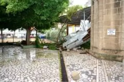 Kumluca'daki fırtına narenciye seralarını vurdu Kumluca'daki fırtına narenciye seralarını vurdu