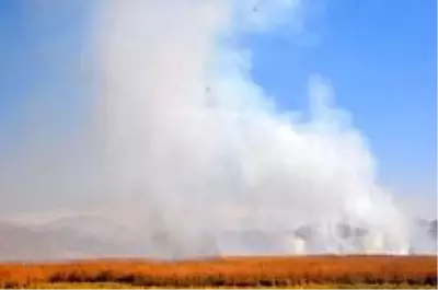 Kuş cenneti Nehil Sazlığı'ndaki yangın devam ediyor Kuş cenneti Nehil Sazlığı'ndaki yangın devam ediyor