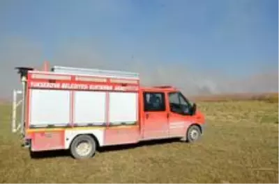 Kuş cenneti Nehil Sazlığı'ndaki yangın devam ediyor Kuş cenneti Nehil Sazlığı'ndaki yangın devam ediyor