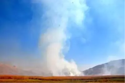 Kuş cenneti Nehil Sazlığı'ndaki yangın devam ediyor Kuş cenneti Nehil Sazlığı'ndaki yangın devam ediyor