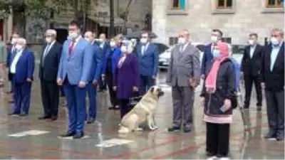 Muhtarların saygı duruşuna eşlik eden sokak köpeği gülümsetti Muhtarların saygı duruşuna eşlik eden sokak köpeği gülümsetti