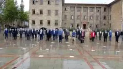 Muhtarların saygı duruşuna eşlik eden sokak köpeği gülümsetti Muhtarların saygı duruşuna eşlik eden sokak köpeği gülümsetti