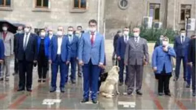 Muhtarların saygı duruşuna eşlik eden sokak köpeği gülümsetti Muhtarların saygı duruşuna eşlik eden sokak köpeği gülümsetti
