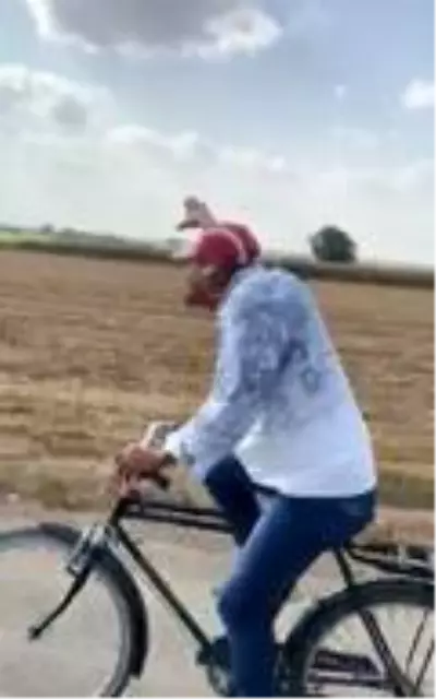 Müziğin ritmine kendini kaptırıp dans eden bisikletli güldürdü Müziğin ritmine kendini kaptırıp dans eden bisikletli güldürdü