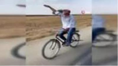 Müziğin ritmine kendini kaptırıp dans eden bisikletli güldürdü Müziğin ritmine kendini kaptırıp dans eden bisikletli güldürdü