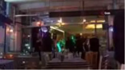 Son dakika haberi... Ne maske, ne de mesafe...Eğlence mekanının savaş alanına döndüğü kavga kamerada Son dakika haberi... Ne maske, ne de mesafe...Eğlence mekanının savaş alanına döndüğü kavga kamerada