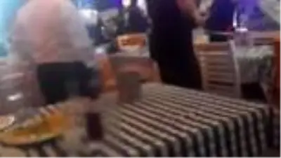 Son dakika haberi... Ne maske, ne de mesafe...Eğlence mekanının savaş alanına döndüğü kavga kamerada Son dakika haberi... Ne maske, ne de mesafe...Eğlence mekanının savaş alanına döndüğü kavga kamerada