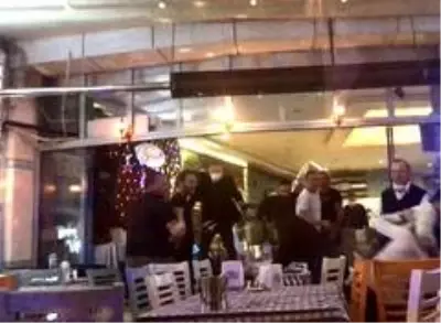 O restoranın yetkilisi konuştu: 'Bir müşterimiz sanatçıyı masasına davet etti. Israr edince tartışma yaşandı' O restoranın yetkilisi konuştu: 'Bir müşterimiz sanatçıyı masasına davet etti. Israr edince tartışma yaşandı'