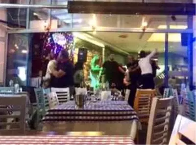 O restoranın yetkilisi konuştu: 'Bir müşterimiz sanatçıyı masasına davet etti. Israr edince tartışma yaşandı' O restoranın yetkilisi konuştu: 'Bir müşterimiz sanatçıyı masasına davet etti. Israr edince tartışma yaşandı'